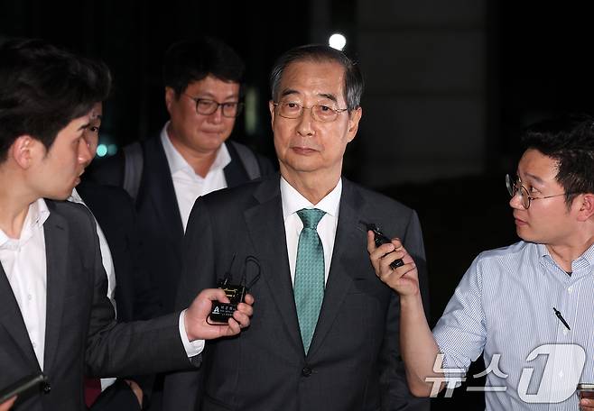 한덕수 전 국무총리가 2일 서울 서초구 서울고등검찰청에 마련된 내란특검 사무실에서 조사를 받은 후 귀가하고 있다. 2025.7.2/뉴스1 ⓒ News1 김성진 기자