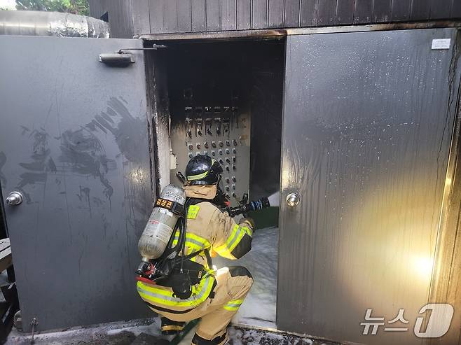 3일 새벽 제주 서귀포시 중문관광단지의 한 호텔 기계실에서 불이 나 투수객 46명이 대피하는 소동을 빚었다.(제주도 소방안전본부 제공. 재판매 및 DB 금지)/뉴스1