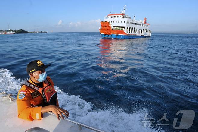 인도네시아 구조 당국이 2021년 발리 해협에서 침몰한 여객선에 대한 수색 작업을 진행하고 있다. 2021.6.30 (특정 기사 내용과는 무관한 자료사진) ⓒ 로이터=뉴스1 ⓒ News1 김경민 기자