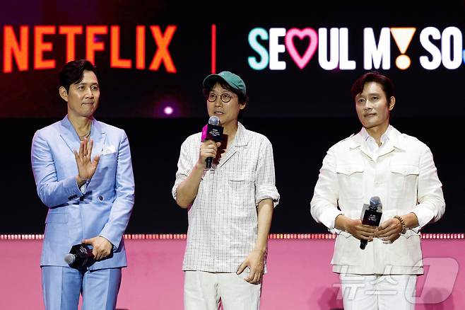 지난 28일 서울 시청 광장에서 열린 '오징어 게임 3' 홍보 행사에서 황동혁 감독이 인사말을 하고 있다. 왼쪽부터 배우 이정재, 황 감독, 배우 이병헌. ⓒ 로이터=뉴스1