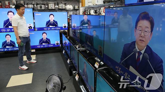 3일 서울 용산구 전자랜드 매장에서 상인이 '대통령의 30일, 언론이 묻고 국민에게 답하다'라는 이재명 대통령 기자회견을 보고 있다. 2025.7.3/뉴스1 ⓒ News1 김명섭 기자