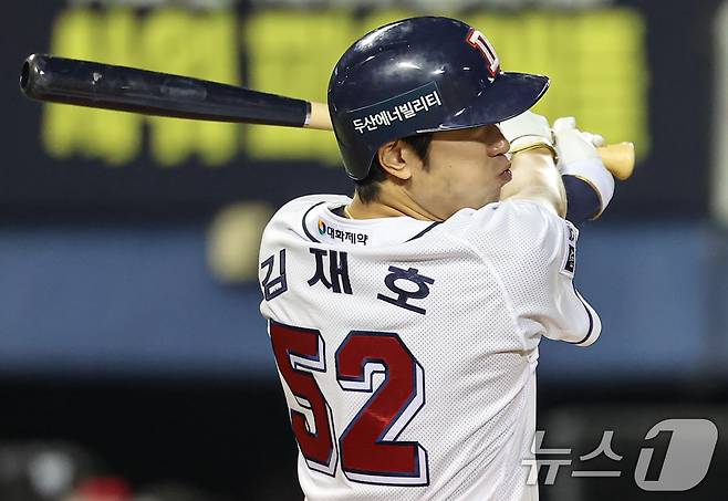 24일 오후 서울 송파구 잠실야구장에서 열린 프로야구 '2024 신한 SOL 뱅크 KBO리그' NC 다이노스와 두산 베어스의 경기, 8회말 2사 2루 상황에서 두산 김재호가 1타점 적시타를 치고 있다. 2024.9.24/뉴스1 ⓒ News1 김도우 기자