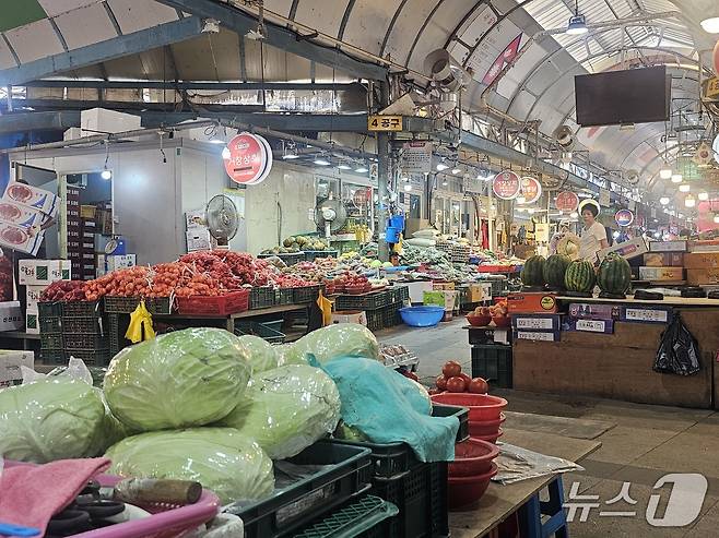 낮 최고 기온 34도, 체감온도 35도를 기록한 3일 오후 2시쯤 경남 김해시 동상동 동상전통시장에서 상인들이 손님을 기다리고 있다. ⓒ 뉴스1 박민석 기자