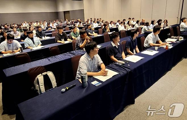 한강청이 3일 개최한 '한강·진위천수계 수질오염총량제 관계기관 워크숍'에서 참석자들이 2단계 수질오염총량제에 대한 설명을 듣고 있다.(한강청 제공)