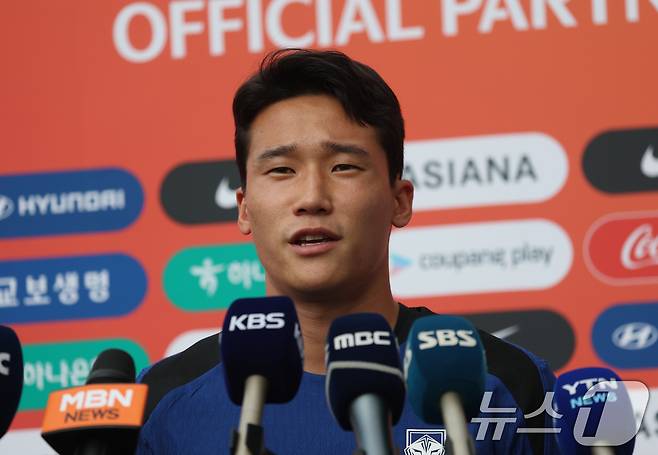 3일 오후 경기 성남시 중원구 성남종합운동장에서 열린 2025 동아시아축구연맹(EAFF) E1 챔피언십(동아시안컵) 대한민국 축구 국가대표팀 이태석이 훈련 전 인터뷰를 하고 있다. 한국 남녀국가대표팀이 참가하는 EAFF E1 챔피언십은 오는 7월 7일부터 16일까지 경기도 3개 도시(용인, 수원, 화성)에서 개최된다. 2025.7.3/뉴스1 ⓒ News1 김영운 기자