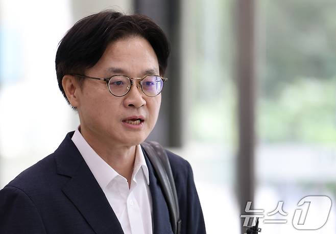 (서울=뉴스1) 김정률 한상희 기자 = 이재명 정부 초대 산업통상자원부 장관에 지명된 김정관 후보자(두산 에너빌리티 사장)가 30일 오전 서울 강남구 한국기술센터에 마련된 인사청문회 준비단 사무실로 출근하며 지명 소감을 밝히고 있다. 2025.6.30/뉴스1 ⓒ News1 오대일 기자