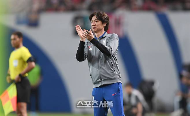 홍명보 감독이 지난 10일 서울월드컵경기장에서 열린 2026 FIFA 북중미 월드컵 3차 예선 쿠웨이트와 경기에서 선수들을 격려하고 있다. 최승섭기자 thunder@sportsseoul.com