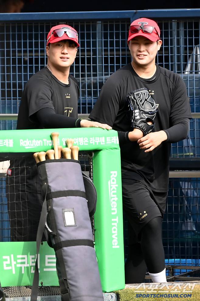 27일 잠실야구장에서 열린 KIA와 LG의 경기, 정해영과 최지민이 그라운드로 나서고 있다. 잠실=허상욱 기자wook@sportschosun.com/2025.06.27/