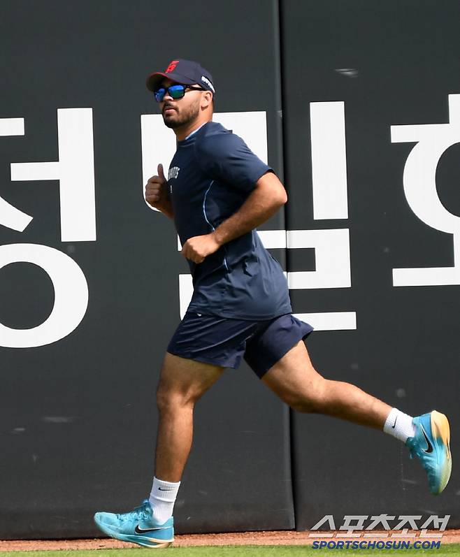 전날 6.2이닝 99구를 던지는 동안 최고 구속 158km를 기록한 롯데 감보아가 다음날 폭염 경보 속 러닝을 하고 있다. 부산=박재만 기자 pjm@sportschosun.com
