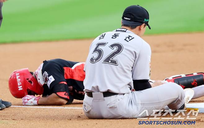 22일 수원KT위즈파크에서 열린 KIA와 KT의 경기, 1회초 1사 2루 KIA 김도영이 적시타를 치고 3루로 뛰다 KT 3루수 권동진과 충돌해 고통스러워 하고 있다. 수원=허상욱 기자wook@sportschosun.com/2025.05.22/