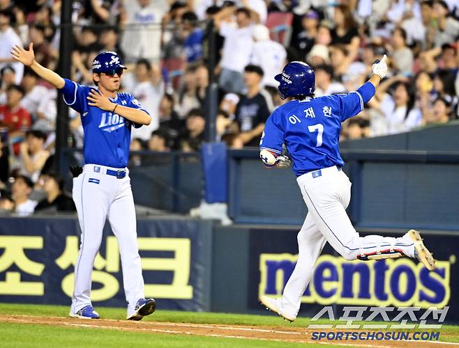 3일 잠실야구장에서 열린 삼성과 두산의 경기, 9회초 무사 만루 이재현이 역전 만루홈런을 치고 기쁨을 나누고 있다. 잠실=허상욱 기자wook@sportschosun.com/2025.07.03/