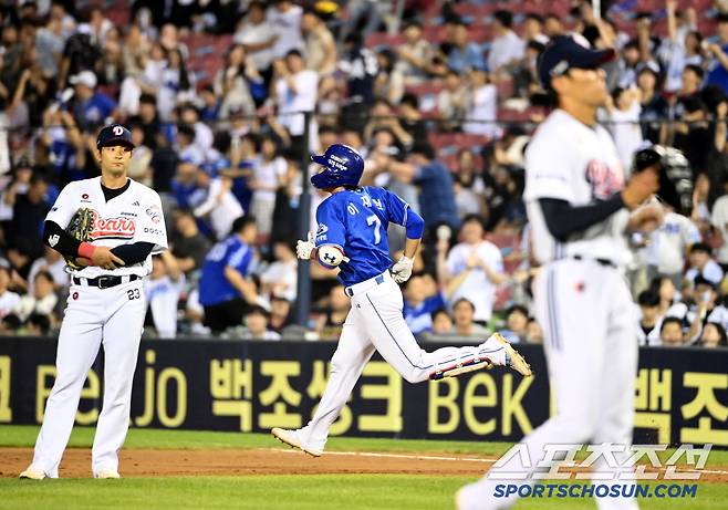 3일 잠실야구장에서 열린 삼성과 두산의 경기, 9회초 무사 만루 이재현이 역전 만루홈런을 치고 기쁨을 나누고 있다. 잠실=허상욱 기자wook@sportschosun.com/2025.07.03/
