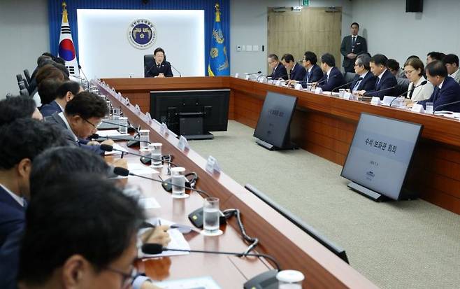 이재명 대통령이 3일 서울 용산 대통령실 청사에서 열린 2차 수석보좌관회의를 주재하고 있다. 연합뉴스