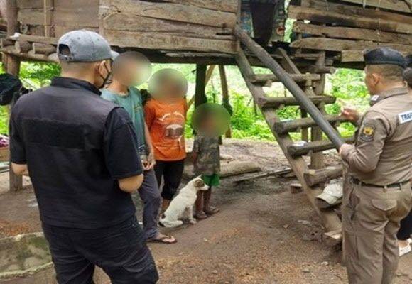 태국 당국에 구조된 8살 소년. 모자이크 맨 오른쪽. 카오솟 홈페이지.