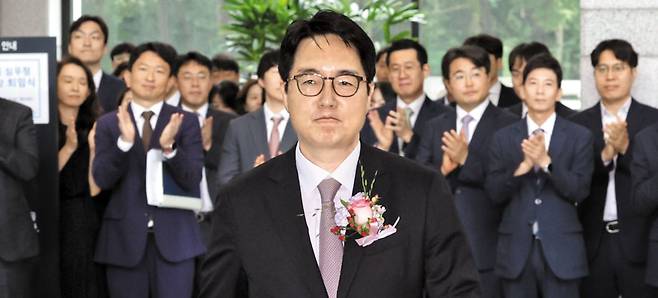 퇴임식 마치고 검찰 떠나는 심우정 총장 - 2일 서울 대검찰청에서 퇴임식을 마친 심우정 검찰총장이 직원들의 박수를 받으며 청사를 나서고 있다. 심 총장은 이날 퇴임식에서 현 정부가 추진하는 검찰 개혁에 대해 "국민의 기본권 보호를 위한 필수적이고 정상적인 역할까지 폐지하는 것은 옳은 길이 아니다"라고 했다. /연합뉴스