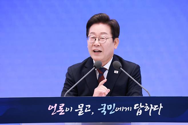 이재명 대통령이 3일 청와대 영빈관에서 열린 '대통령의 30일, 언론이 묻고 국민에게 답하다' 기자회견에서 발언하고 있다. /연합뉴스