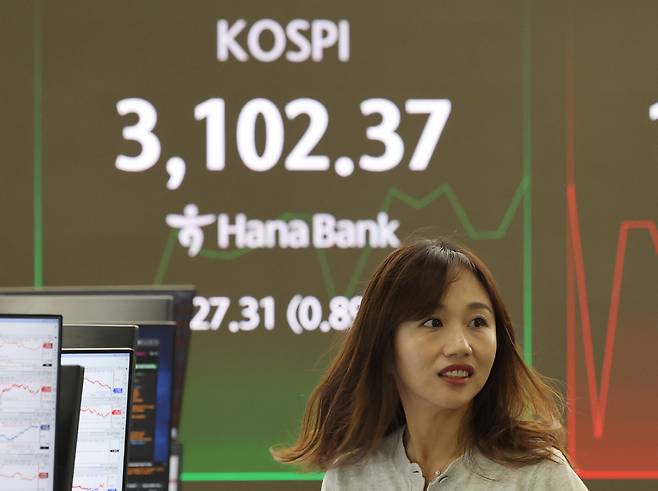 코스피가 상승 출발한 3일 서울 중구 하나은행 딜링룸에서 딜러가 대화하고 있다. /연합뉴스