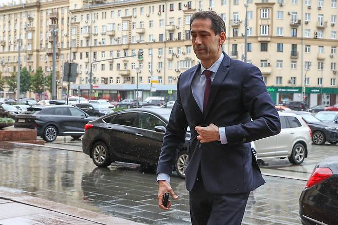 라흐만 무스타파예프 아제르바이잔 대사가 러시아 외무부 본관으로 들어가고 있다. /연합뉴스