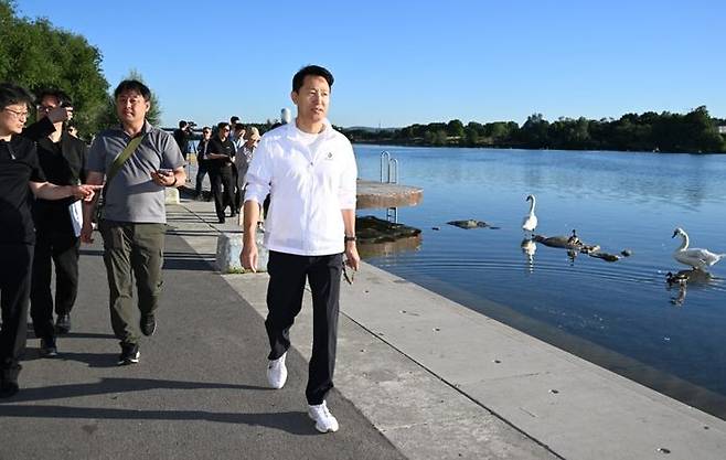 오세훈 서울시장이 2일(현지시간) 오스트리아 빈 도나우강의 수변공간 '피어 22'를 방문해 시설물을 살피고 있다.ⓒ서울시 제공