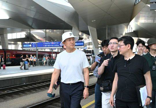 오세훈 서울시장이 1일(현지시간) 빈 중앙역을 둘러보고 있다.ⓒ서울시 제공