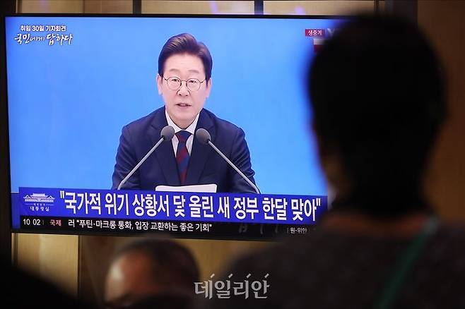 이재명 대통령의 취임 30일을 맞은 3일 오전 서울 용산구 서울역에서 시민들이 이 대통령의 취임 30일 기자회견 생중계를 지켜보고 있다. ⓒ데일리안 홍금표 기자