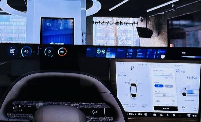 운적석 쪽 대시보드 상단에 적용한 디지털 클라스터(계기판)