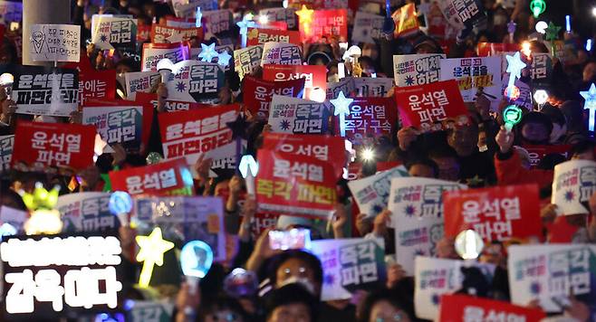 지난 3월 서울 종로구에서 열린 집회에서 참가자들이 윤석열 대통령 파면을 요구하는 모습. 연합뉴스