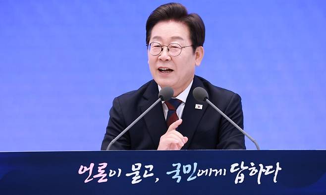 이재명 대통령이 3일 청와대 영빈관에서 열린 \'\'대통령의 30일, 언론이 묻고 국민에게 답하다\'\' 기자회견에서 발언하고 있다. 연합뉴스