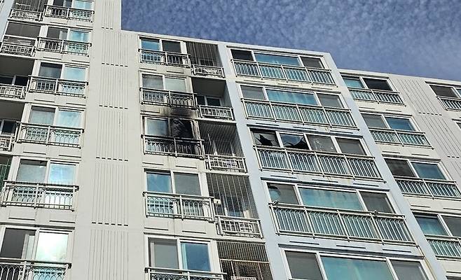 지난 2일 밤 10시58분께 부산 기장군 기장읍의 한 아파트 6층에서 원인을 알 수 없는 불이 났다. 김영동 기자