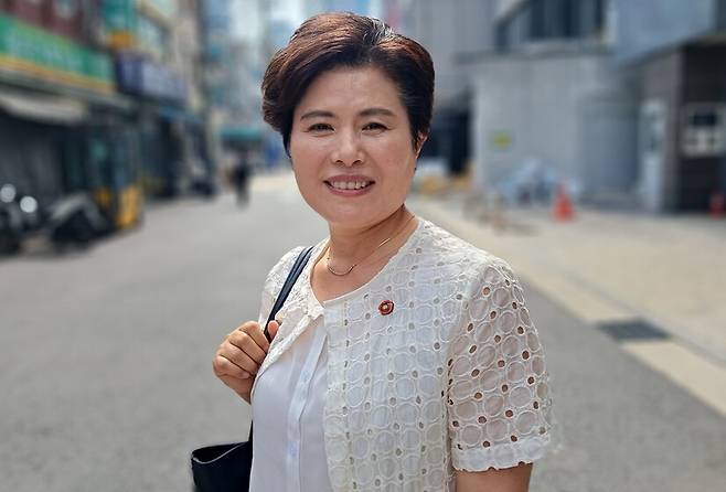 지난달 27일 서울 중구 퇴계로 골목길에 서서 포즈를 취한 김애자 진실화해위 조사관. 고경태 기자