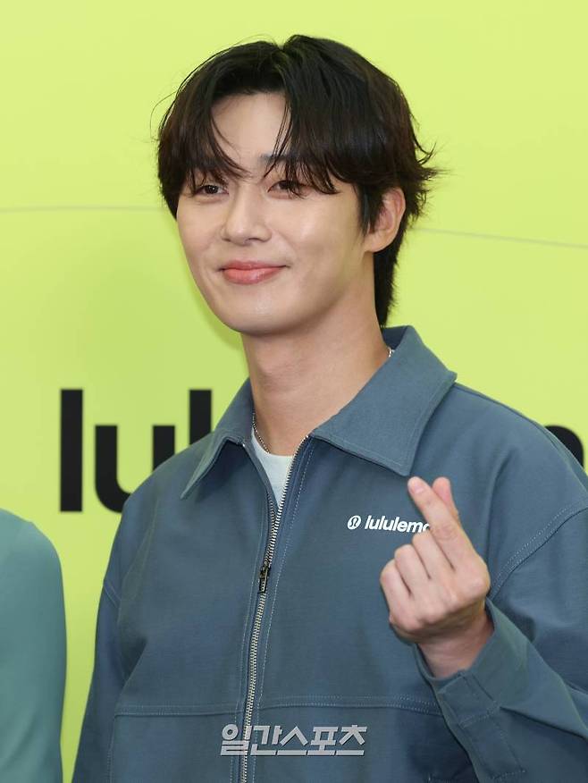 배우 박서준이 11일 오후 서울 강남구 한 스포츠웨어 브랜드 포토콜 행사에 참석해 포즈를 취하고 있다. 서병수 기자 qudtn@edaily.co.kr /2024.10.11/