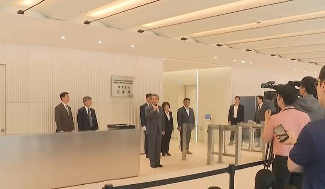 윤석열 전 대통령의 부인 김건희 여사 의혹 관련 사건을 맡은 민중기 특별검사팀이 2일 오전 서울 종로구 KT광화문빌딩 웨스트에 마련된 특검 사무실에서 현판 제막식을 갖고 있다. (SBS 캡처)