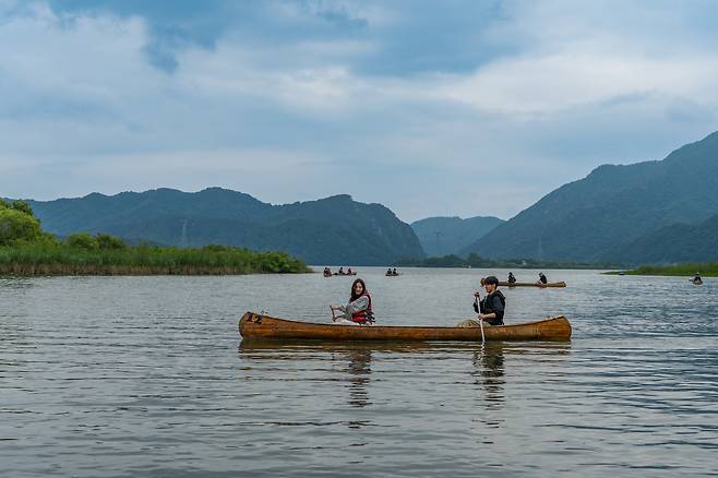 카누는 춘천 의암호를 대표하는 수상 레포츠다. 하중도와 무인도 사이 샛강에서 카누잉을 즐기는 관광객의 모습. 백종현 기자