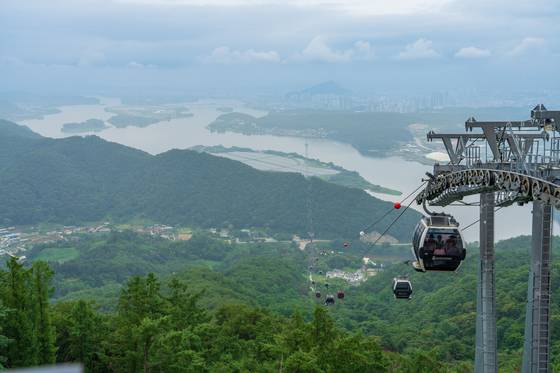 춘천 삼악산 호수케이블카는 삼천동에서 의암호를 가로질러 삼악산을 연결한다. 국내 최장(3.61㎞) 케이블카로, 의암호를 한눈에 내려다볼 수 있다. 백종현 기자