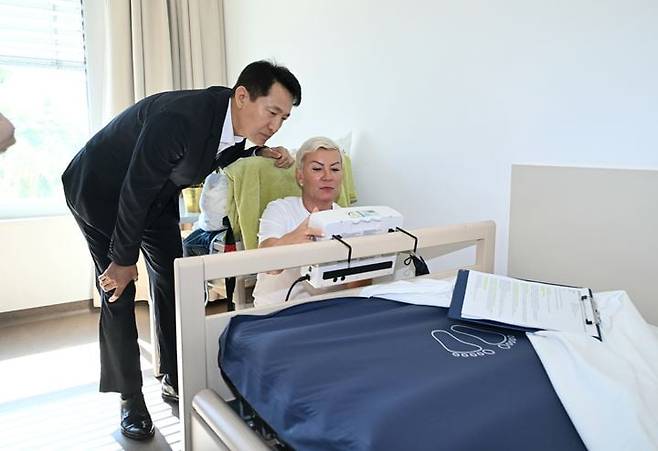 오세훈 서울시장이 2일 오스트리아 빈의 노인요양시설을 둘러보고 있다. 서울시 제공