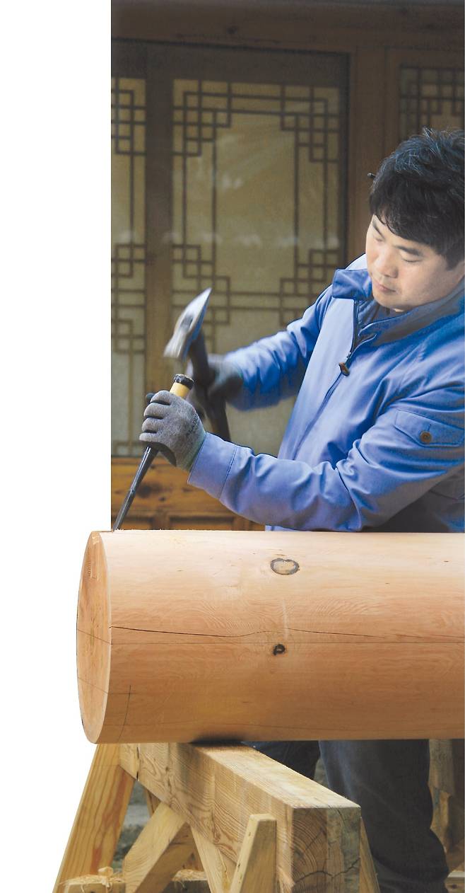 정태도 대목수가 목재를 가공하는 ‘치목’ 작업을 하고 있다.