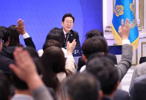 이재명 대통령이 3일 서울 종로구 청와대 영빈관에서 열린 취임 첫 공식 기자회견 '대통령의 30일, 언론이 묻고 국민에게 답하다'에 참석해 기자들의 질문을 받고 있다. 대통령실사진기자단