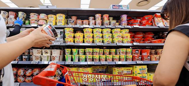 통계청이 ‘6월 소비자물가동향’을 발표한 2일 서울 시내의 한 대형마트를 찾은 사람들이 물건을 고르고 있다. 통계청은 빌표에서 가공식품 물가가 지난해 같은 달보다 4.6% 올랐다고 발표했다. 이준헌 기자