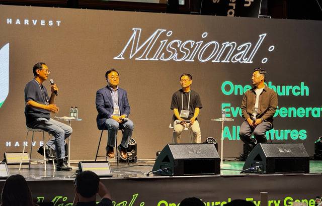 유정상(왼쪽) 거룩한빛운정교회 목사가 지난 30일 경기도 안양 새중앙교회에서 패널 토론을 진행하고 있다. 왼쪽부터 유 목사, 안광복(청주 상당교회) 윤지훈(안산 시냇가에심은교회) 장청렴(호주 엠브레이스처치) 목사.