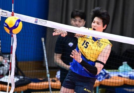 공격하는 현대건설의 김희진 / 한국배구연맹 제공.