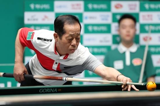 올해 65세 김정규가 2일 밤 열린 ‘25/26 하나카드PBA챔피언십’ 128강전에서 ‘18세’ 김영원을 물리치고 64강에 진출했다. (사진=PBA)