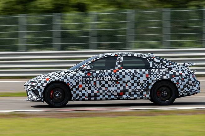 현대자동차가 오는 10일 영국 굿우드 페스티벌 현장에서 두 번째 고성능 N 전기차인 아이오닉6N을 처음 공개할 예정이다. 사진은 위장막을 씌운 아이오닉6N 시험차량이 남양연구소에서 서킷을 주행하고 있는 모습. 현대차