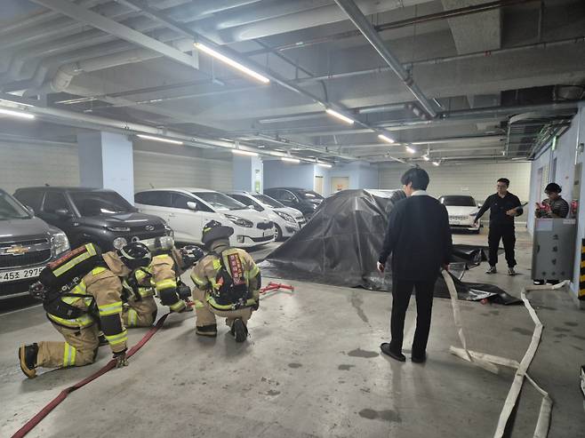 서울시 소방재난본부는 서울시립병원과 민간 운영 요양병원 등 피난약자시설에 전기차 충전구역 안전시설을 설치하고 민관 합동 교육과 훈련을 진행했다고 3일 밝혔다. /사진=서울시