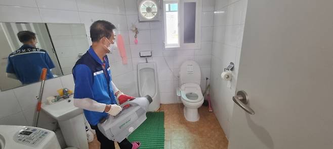 서울 성동구청 방역기동반이 방역을하는 모습. /사진=서울 성동구청