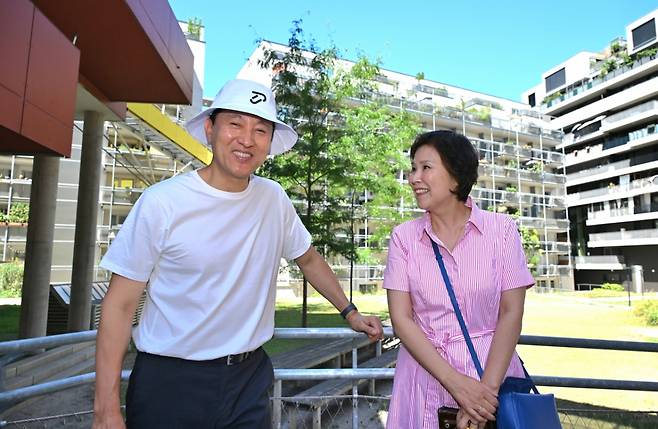 오세훈 서울시장이 1일(현지시간) 오스트리아 빈의 존벤트피어텔 공공주택을 방문해 입주민과 대화하고 있다./사진=서울시