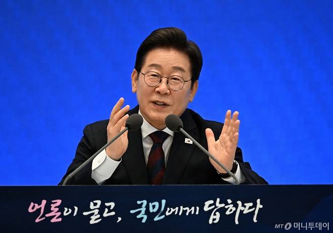 (AFP=뉴스1) 송원영 기자 = 이재명 대통령이 3일 청와대 영빈관에서 열린 ‘대통령의 30일, 언론이 묻고 국민에게 답하다’ 기자회견에서 발언하고 있다. ⓒ AFP=뉴스1 Copyright (C) 뉴스1. All rights reserved. 무단 전재 및 재배포, AI학습 이용 금지. /사진=(AFP=뉴스1) 송원영 기자