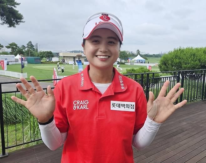 KLPGA 투어 롯데 오픈에 출전하는 최혜진이 2일 인천 베어즈베스트 청라 골프클럽에서 손가락 10개를 펴보이고 있다. 최혜진이 이 대회에서 2년 만에 정상 탈환하면 프로 통산 10승 고지에 오르게 된다. 인천=조범자 기자