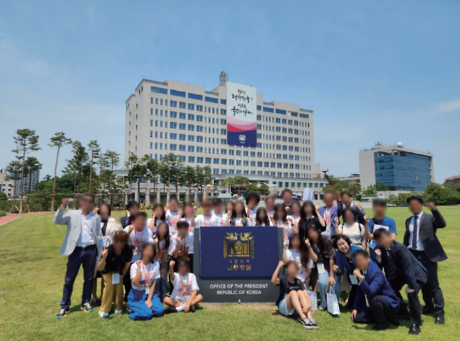 KHHC이 운영한 미국 교민 청소년을 대상으로 '이승만 찬양' 역사 탐방 프로그램 사진. 일반인에게 개방되지 않았던 대통령실을 견학했다.