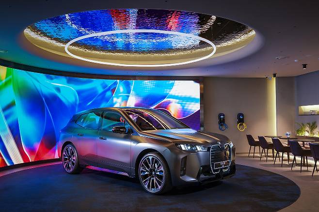 서울 중구 BMW 차징 허브 라운지에 전시된 뉴 iX M70 xDrive. BMW코리아 제공