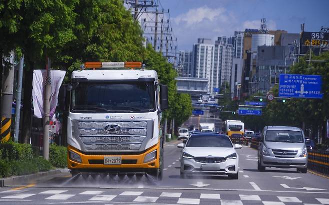 광주광역시는 연일 이어지는 폭염특보에 대응해 온열질환 감시체계를 강화하고, 폭염에 취약한 시민들을 대상으로 맞춤형 보호대책을 추진하고 있다고 3일 밝혔다. 광주시 제공